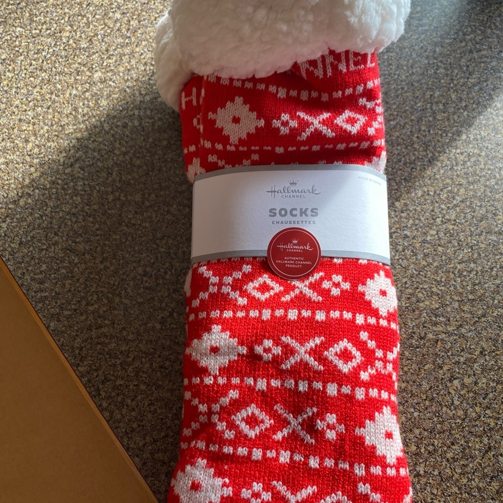 Hallmark Channel “Let’s Stay In & Watch” Slipper Socks Sherpa Lined Gripper NEW - Picture 2 of 3